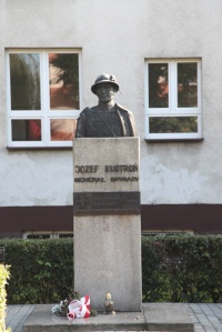 Pomnik gen. Józefa Kustronia