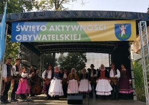 Święto Aktywności Obywatelskiej, na scenie w parku występ Zespołu Regionalnego Lachy