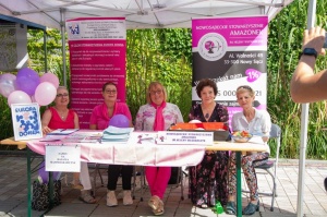 stoisko organizacji pozarządowych Nowosądeckiego Stowarzyszenia Amazonek imieniem Heleny Włodarczyk i Stowarzyszenia Kobiet do Walki z Rakiem Piersi Europa Donna Nowy Sącz