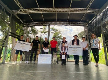 Zdjęcie przedstawia (od prawej) laureatów Konkursu na najciekawsze stoisko, Panią Prezydent Bożenę Borkowską oraz Panią Kierownik Judytę Pasiut