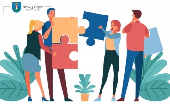 Kolorowa grafika wektorowa przedstawiająca dwie kobiety i dwóch mężczyzn łączących puzzle. W lewym górnym rogu herb Miasta Nowego Sącza