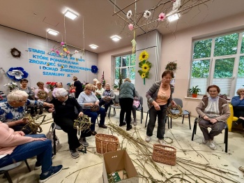 Zdjęcie do artykułu Seniorzy tworzą wiklinowe kule i karmniki dla ptaków