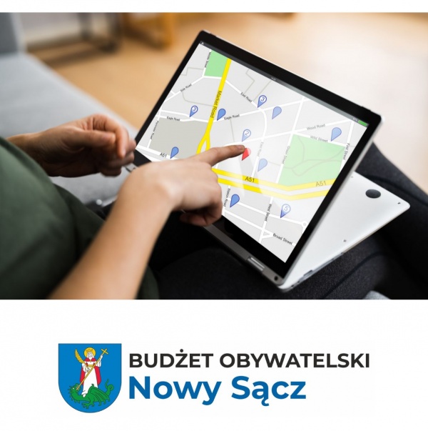Osoba wskazująca na tablecie lokalizację