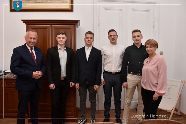 "Kolorowy pokój dla szarego świata"