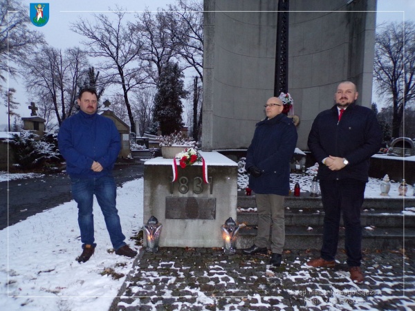 Przedstawiciele sądeckiego magistratu przy pomniku