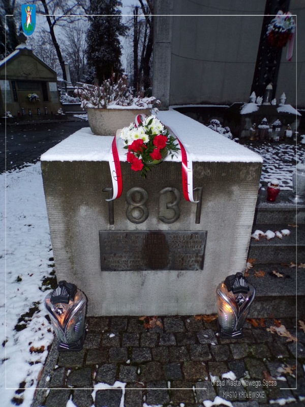 Kwiaty oraz znicze, pod pomnikiem upamiętniającym 190. rocznicę wybuchu powstania listopadowego.