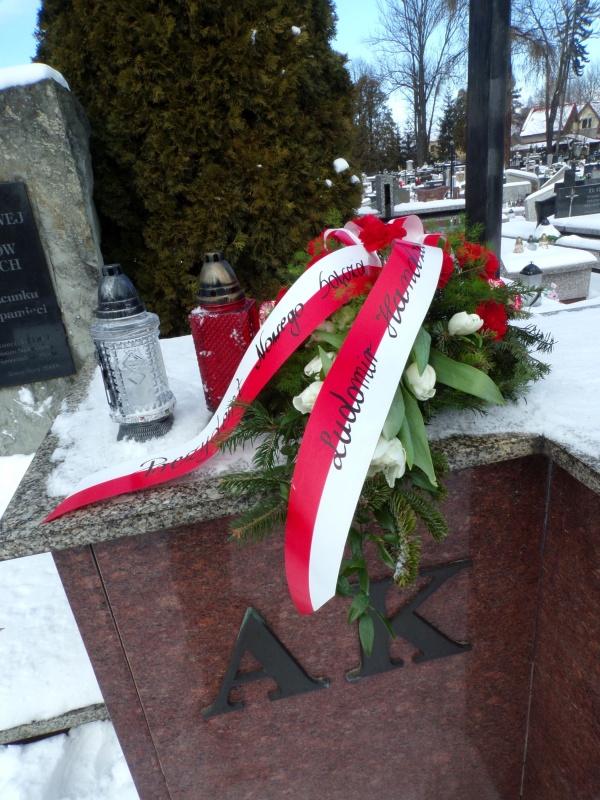 Okolicznościowa wiązanka złozona pod pomnikiem AK na Cmentarzu Komunalnym w Nowym Sączu.