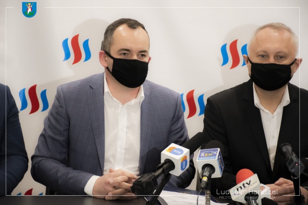 Prezydent Ludomir Handzel wraz z prezesem MPEC Pawłem Kupczakiem, prezes mówi