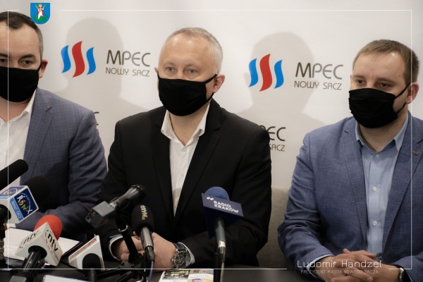 Prezydent Ludomir Handzel wraz z prezesem MPEC Pawłem Kupczakiem, prezydent mówi