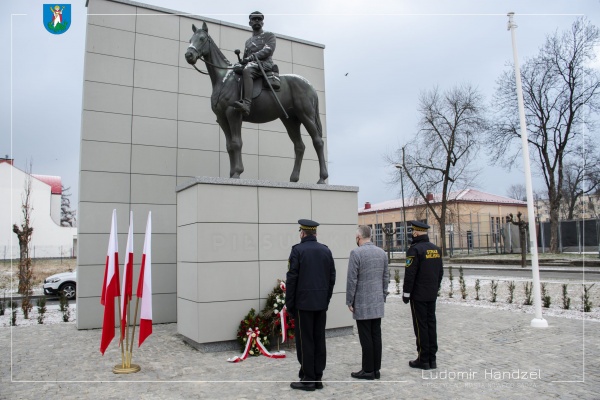 Prezydent Ludomir Handzel pod pomnikiem Marszałka Józefa Piłsudzkiego. 