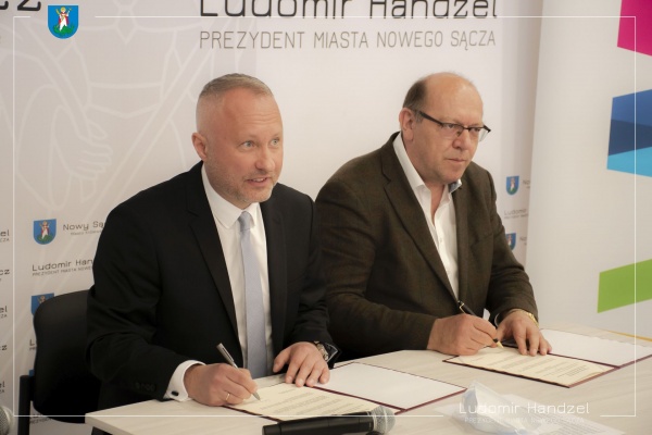 Prezydent Ludomir Handzel i Gerhard Parzutka von Lipiński podpisują list intencyjny dotyczący organizacji w Parku Strzeleckim Festiwalu Piękna – Miss Polski, Miss Supranational, Mister Supranational.