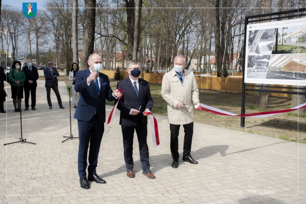 Prezydent Ludomir Handzel wraz z Marszałkiem Województwa Małopolskiego i prezesem firmy Erbet Tomaszem Ćwikowskim przecina wstęgę i otwiera zrewitalizowany Park Strzelecki