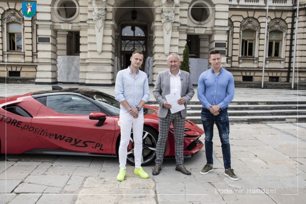 Prezydent Ludomir Handzel wraz z przedstawicielami grupy Positive Ways przed nowosądeckim Ratuszem