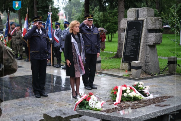 Zastępca prezydenta Magdalena Majka składa kwiaty na starym cmentarzu po Sądecka Pietą, w 82. rocznicę wybuchu II wojny światowej