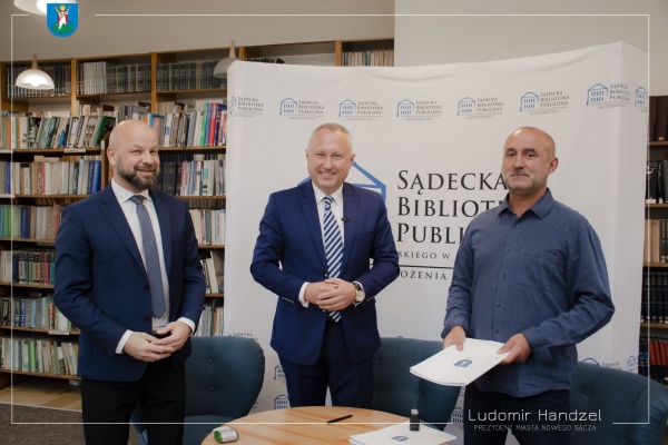Prezydent Ludomir Handzel w siedzibie Sądeckiej Biblioteki Publicznej podczas podpisania umowy na wykonanie nowych drzwi wejściowych do budynku