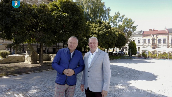 Prezydent Ludomir Handzel wraz z prezesem SARR Jarosławem Suwałą podczas otwarcia wyremontowanej płyty Rynku