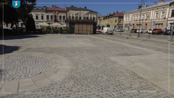 Obrys starego ratusza na płycie Rynku