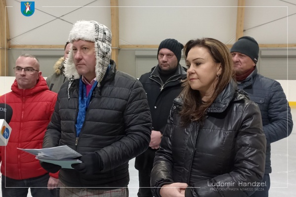 Prezydent wraz z zastępcą, dyrektor Wydziału Inwestycji i radnymi podczas otwarcia krytego lodowiska