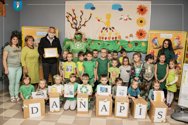 zdjęcie Prezydenta Ludomira Handzla z przedszkolakami.