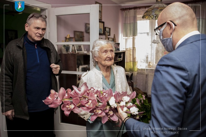 Zdjęcie Pani Marii Gizy otrzymującej Kwiaty od Dyrektora Tomasza Baliczka