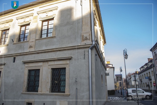 Zdjęcie odrestaurowanej elewacji Sądeckiej Biblioteki Publicznej