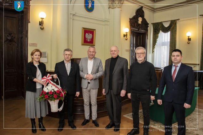 Na zdjęciu Prezydent Ludomir Handzel wraz z Zastępcą Magdaleną Majką i  Andrzejem Szkaradkiem  i osobami z nowosądeckiej Solidarności.