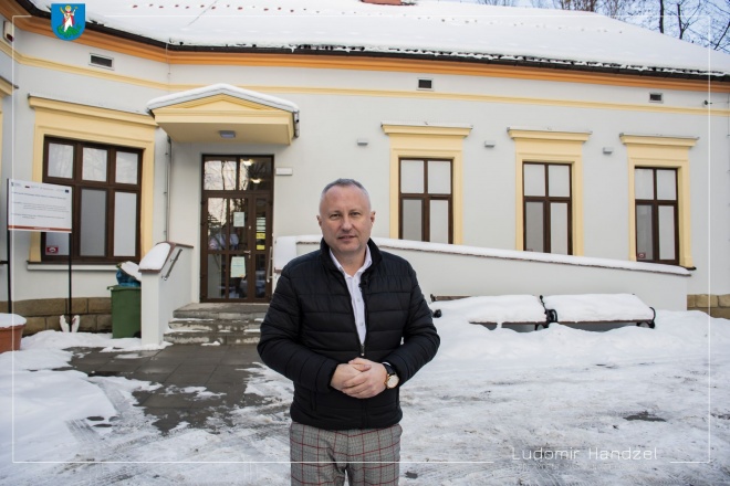 Prezydent Ludomir Handzel stojący przy nowosądeckim Domu Seniora