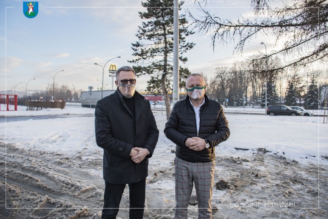 Prezydent Ludomir Handzel stojący przy parkingu na skrzyżowaniu Al. Piłsudskiego z ul. Prażmowskiego.