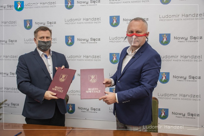 Prezydent Ludomir Handzel z podpisaną umową na kompleksową przebudowę ulicy Młodzieżowej i Racławickiej.