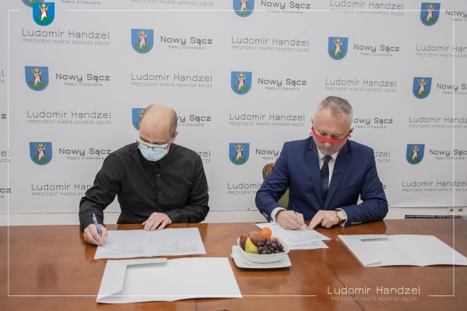 Prezydent Ludomir Handzel podpisujący umowę na opracowanie dokumentacji projektowej obwodnicy wschodniej Nowego Sącza.