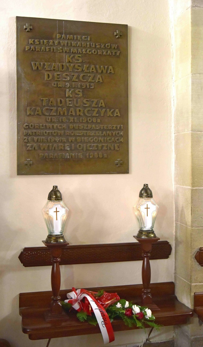 Tablica upamiętniającą ks. Władysława Deszcza i ks. Tadeusza Kaczmarczyka, którzy za swą ofiarę ponieśli najwyższą cenę.