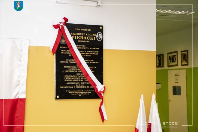 tablica memoratywna, upamiętniającą postać Kazimierza Pierackiego.