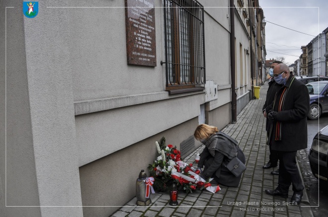 Zastępca Prezydenta Magdalena Majka składająca kwiaty pod tablicą upamiętniającą ojca Władysława Gurgacza.