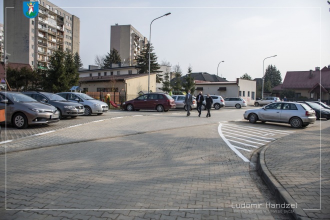 Parking i droga na ulicy Partyzantów.