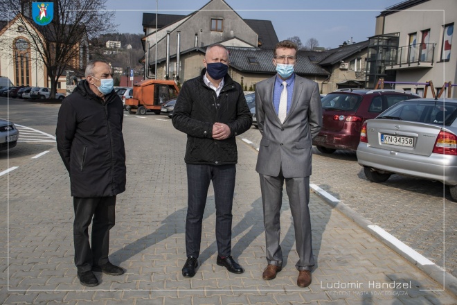 Prezydent Ludomir Handzel wraz z przedstawicielami Grodzkiej spółdzielni Mieszkaniowej 