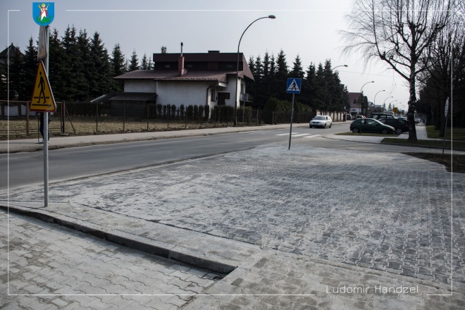 Fragment nowego chodnika oraz parkingu na ulicy Barbackiego. 