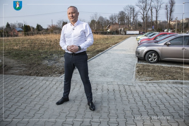 Prezydent Ludomir Handzel przy nowym chodniku na Osiedlu Wólki. 