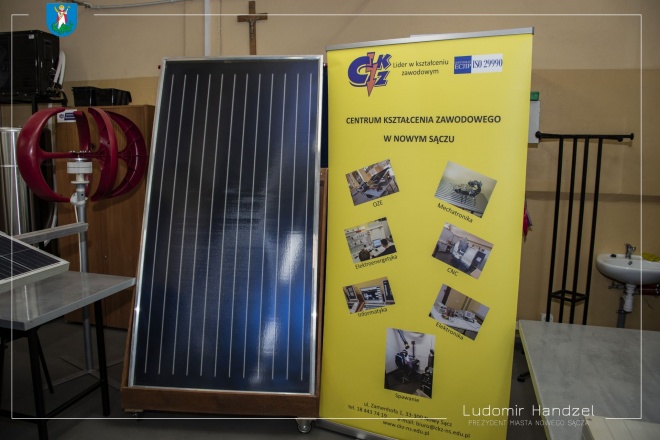 Panel fotowoltaiczny, plakat ze zdjęciami uczniów CKZ.