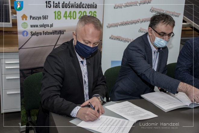 Prezydent Ludomir Handzel podpisuje umowę o współpracy z firmą SOLGRO.