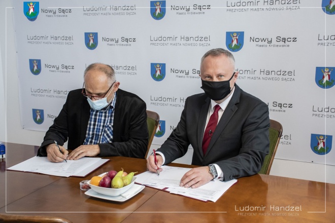 Prezydent Ludomir Handzel wraz z przedstawicielem firmy "STAR" panem Marianem Gwiazdą, podpisują umowę na rewitalizacje tzw. „Kocich Plant”