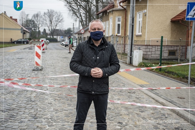 Prezydent Ludomir Handzel na tle wyremontowanej ulicy Ogrodowej.