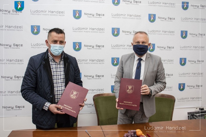 Prezydent Ludomir Handzel wraz z Wykonawcą prac związanym z termomodernizacją budynku Szkoły Podstawowej nr. 6