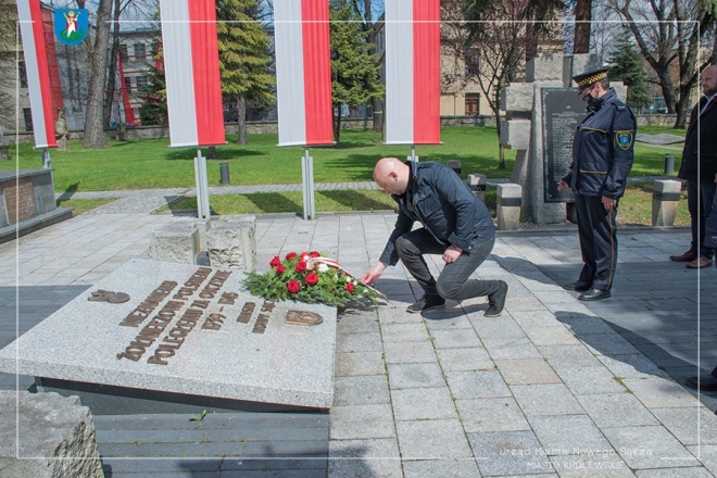 Zastępca prezydenta Artur Bochenek składa kwiaty pod „Pietą Sądecką”