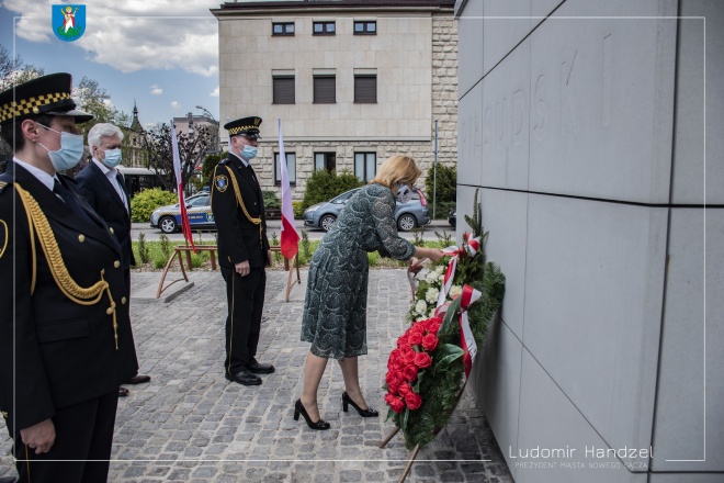 Zastępca prezydenta Magdalena Majka wraz z sekretarzem miasta Piotrem Lachowiczem pod pomnikiem Marszałka Józefa Piłsudzkiego. 