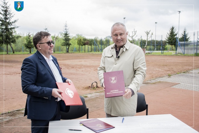 Prezydent Ludomir Handzel wraz z przedstawicielem firmy GRAND.