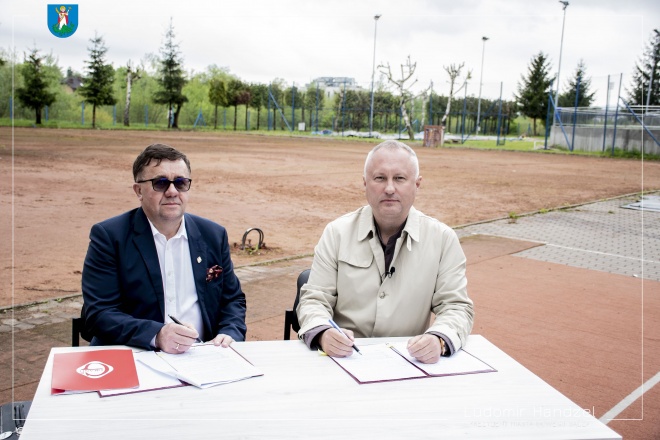 Prezydent Ludomir Handzel wraz z przedstawicielem firmy GRAND.