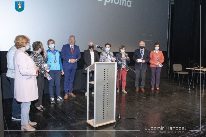 Prezydent Ludomir Handzel wraz z przedstawicielami Sądeckiego Uniwersytetu III Wieku.