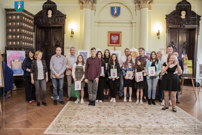 Prezydent Ludomir Handzel wraz z Laureatami konkursu.