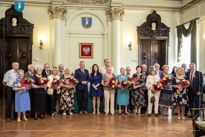 Prezydent Ludomir Handzel na zdjęciu grupowym wraz z parami, które obchodzą swoje jubileusze.