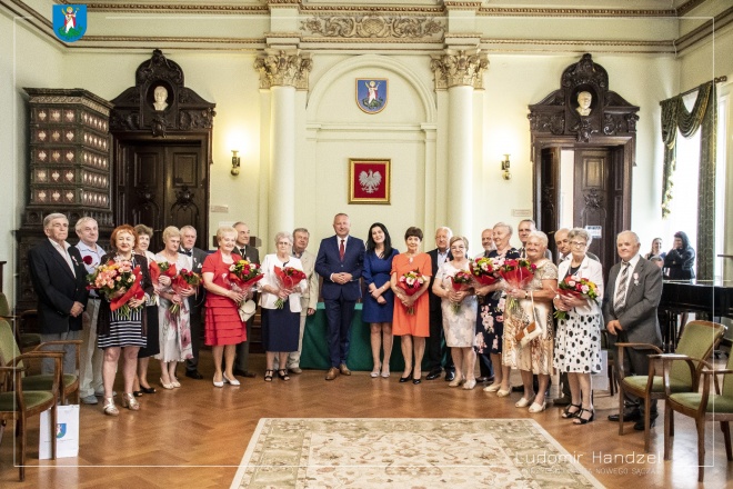 Prezydent Ludomir Handzel na zdjęciu grupowym wraz z parami, które obchodzą swoje jubileusze.